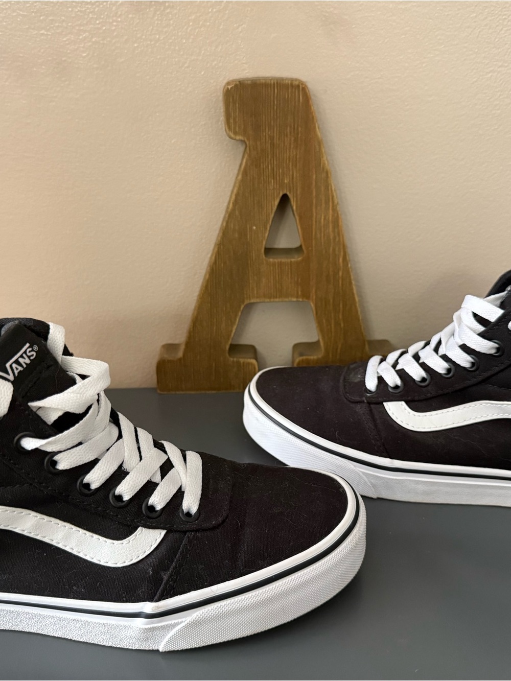 Classic Vans Ward High Top Women’s Sz 8 Black and White Sneakers
